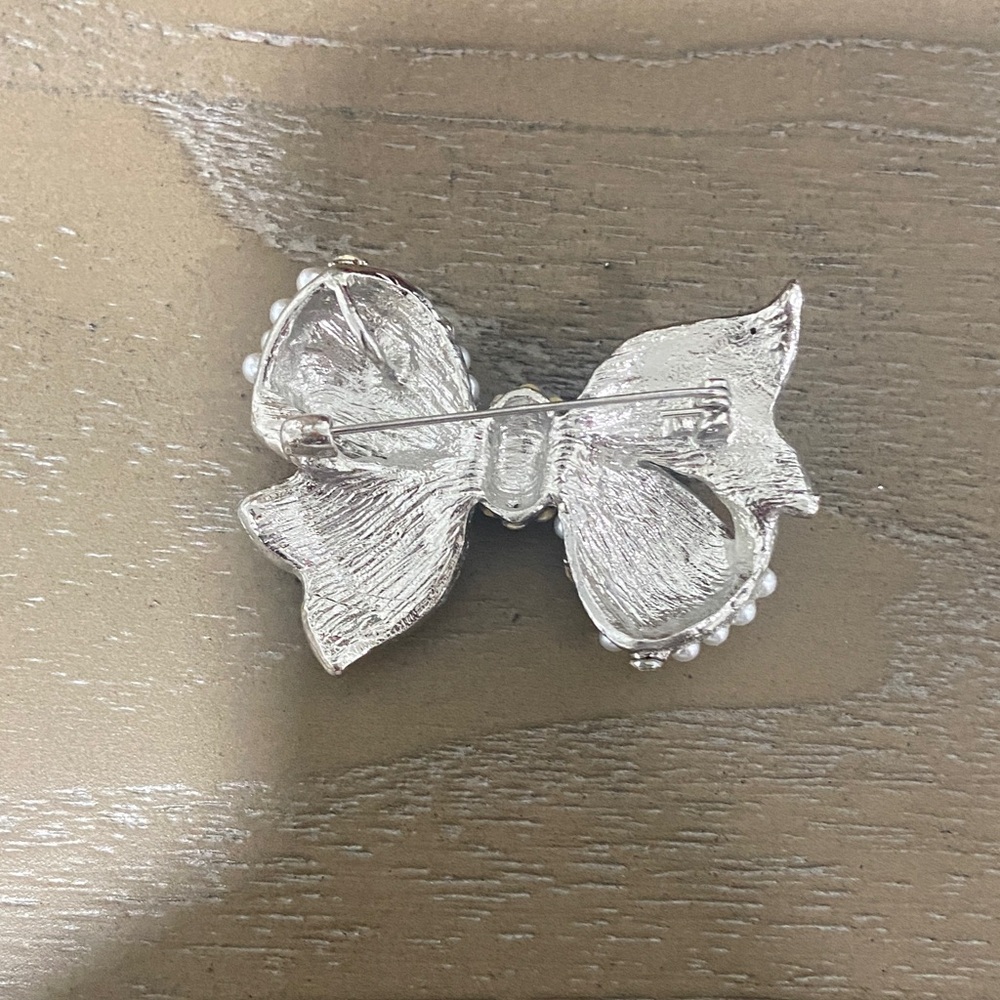 Elegant Pearl and Rhinestone Bow Brooch - Picture 2 of 2